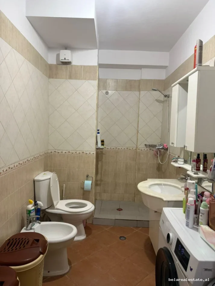 Tirane, jepet me qera apartament 1+1+Ballkon Kati 2, 75 m² 580 € (21 Dhjetori)