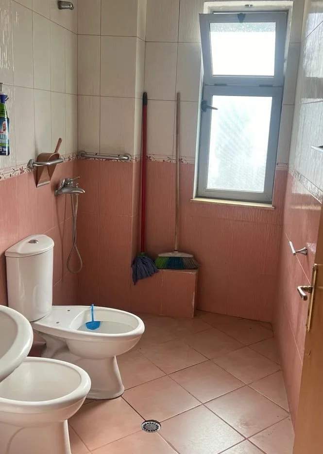 Tirane, jepet me qera apartament 1+1 , 70 m² 400 € 