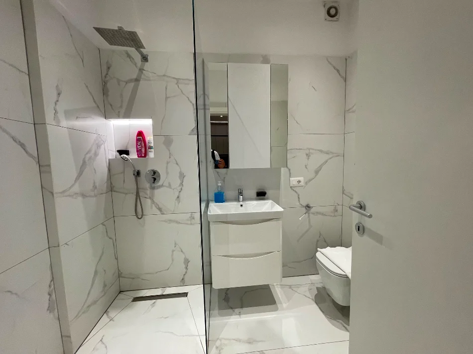 Tirane, jepet me qera apartament 1+1 Kati 1, 70 m² 800 € (Komuna e Parisit)