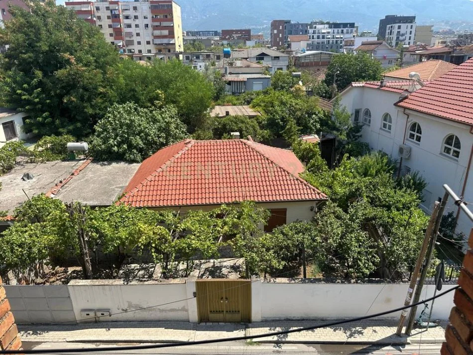 Tirane, shes shtepi 3+1 Kati 1, 500 m² 500.000 € (ALI DEM)