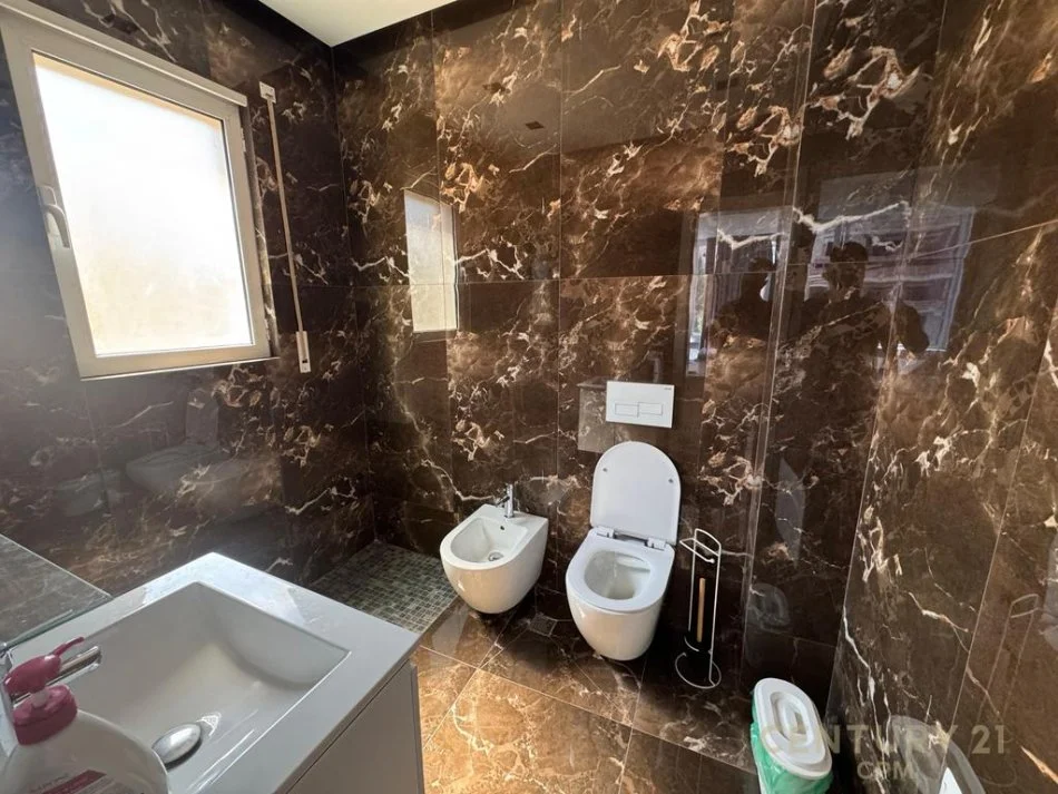 Tirane, jepet me qera apartament 2+1 Kati 2, 121 m² 600 € (kopshti botanik)