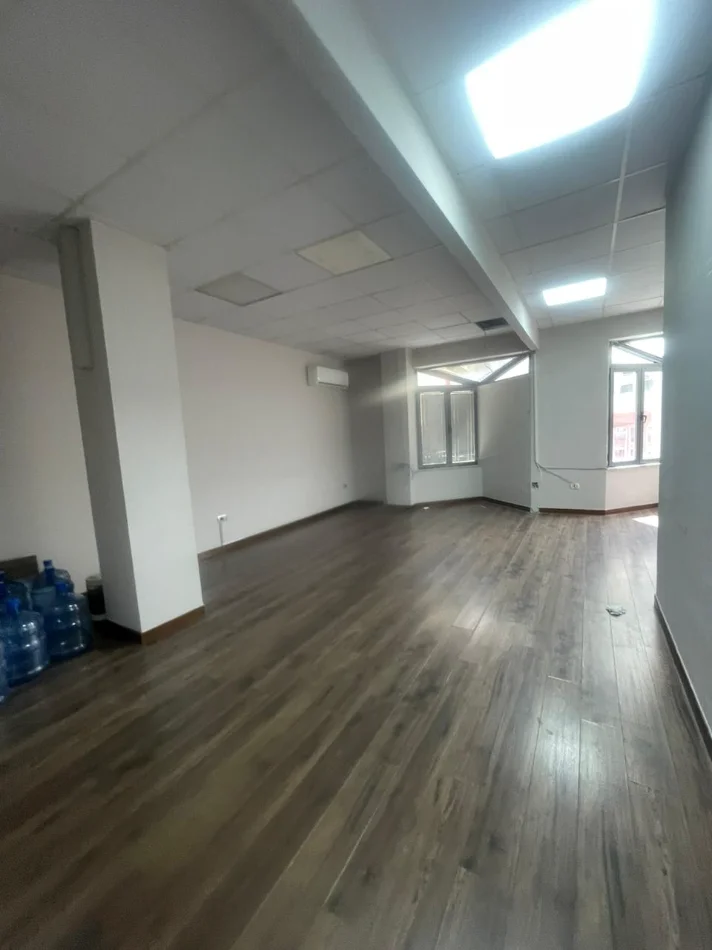 Tirane, jepet me qera zyre Kati 2, 220 m² 2.200 € (STACIONI I TRENIT)