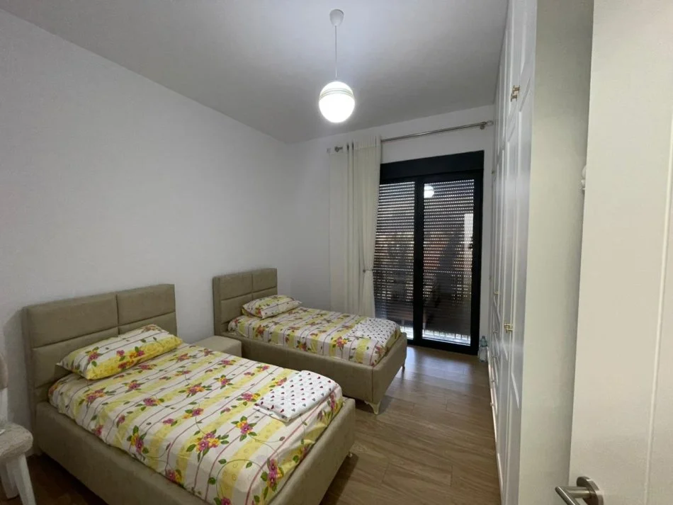 Tirane, jepet me qera apartament 1+1 Kati 2, 800 € (Selite)