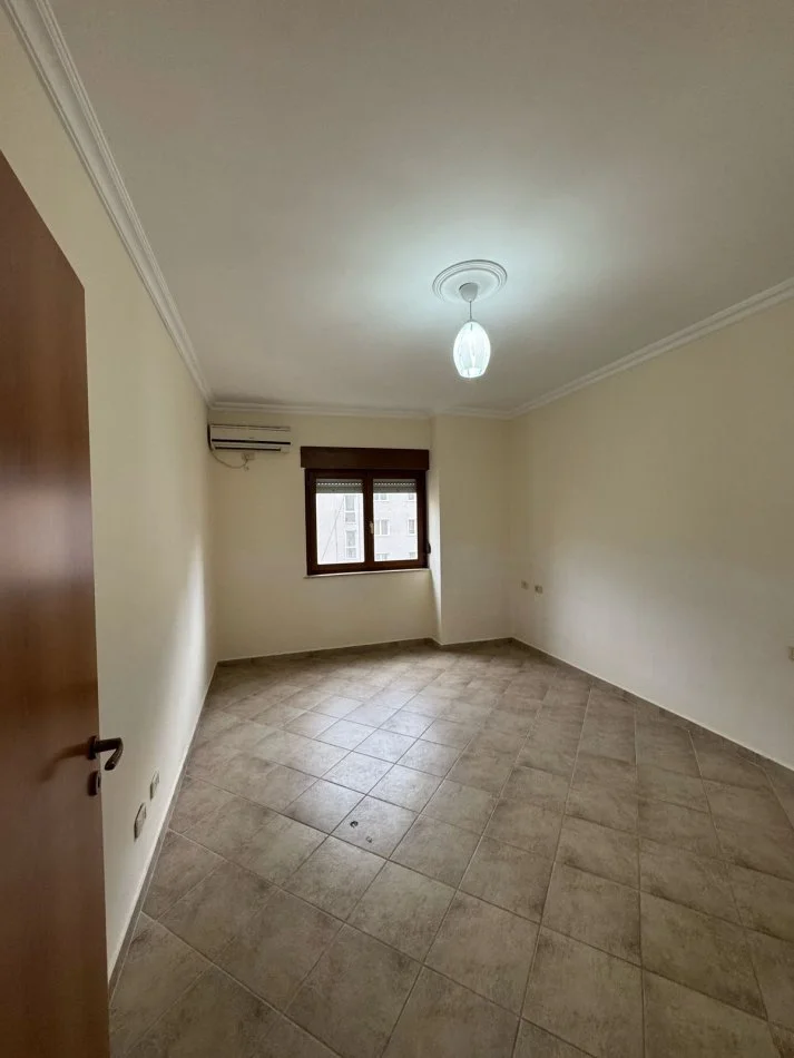 Tirane, jepet me qera apartament 2+1+Ballkon Kati 2, 130 m² 700 € (rruga Qemal Stafa)