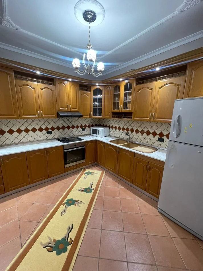 Tirane, jepet me qera Vile 2+1+Ballkon Kati 2, 100 m² 600 € (irfan tomini)