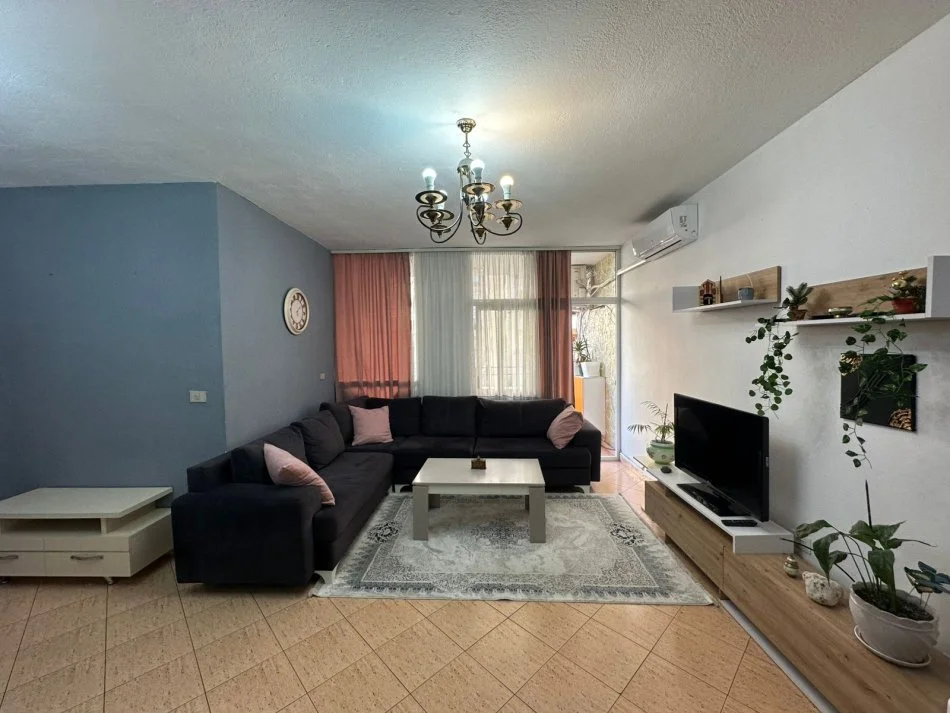 Tirane, shitet apartament 2+1+Ballkon , 92 m² 234.000 € (komuna e parisit)