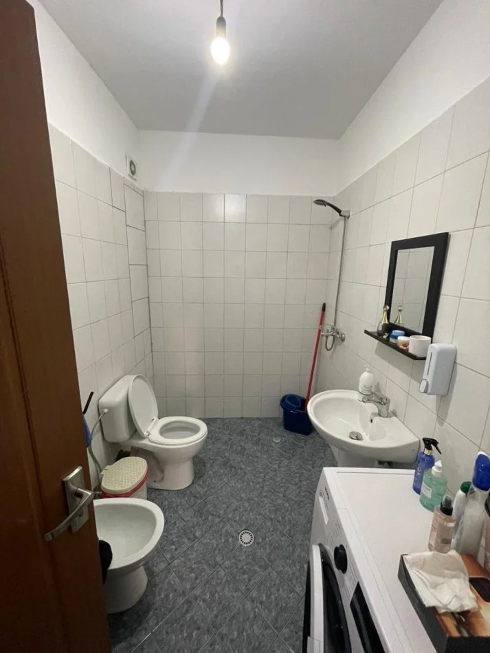 Tirane, jepet me qera apartament 2+1+Ballkon Kati 5, 95 m² 400 € 