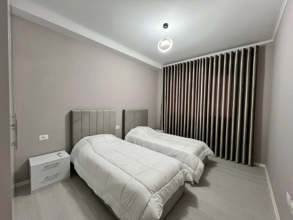 Tirane, jap me qera apartament 2+1+Ballkon Kati 2, 100 m² 800 € (River Residence)