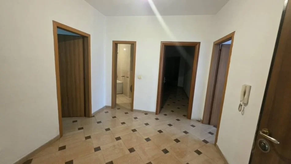 Tirane, jepet me qera apartament 2+1 Kati 2, 70 m² 600 € (Unaza Re)