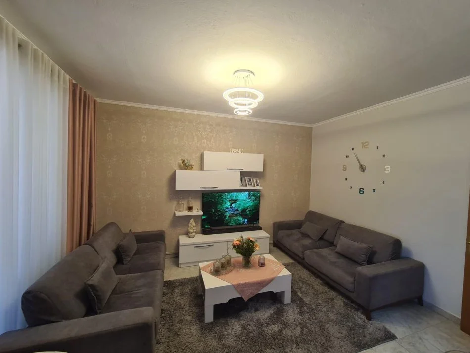 Tirane, jepet me qera apartament 1+1 Kati 5, 72 m² 550 mije leke  (Perball shkolles Andon Zako Cajupi)