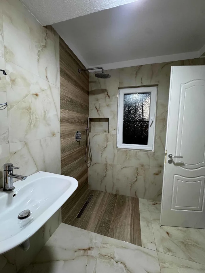 Tirane, jepet me qera apartament 2+1 Kati 2, 100 m² 700 € (Farmaci Dite e Nate tek Pediatria)