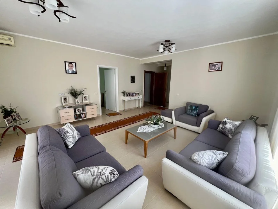 Tirane, shitet Vile 3 Katshe Kati 3, 350 m² 490.000 € (Pandi Dardha)
