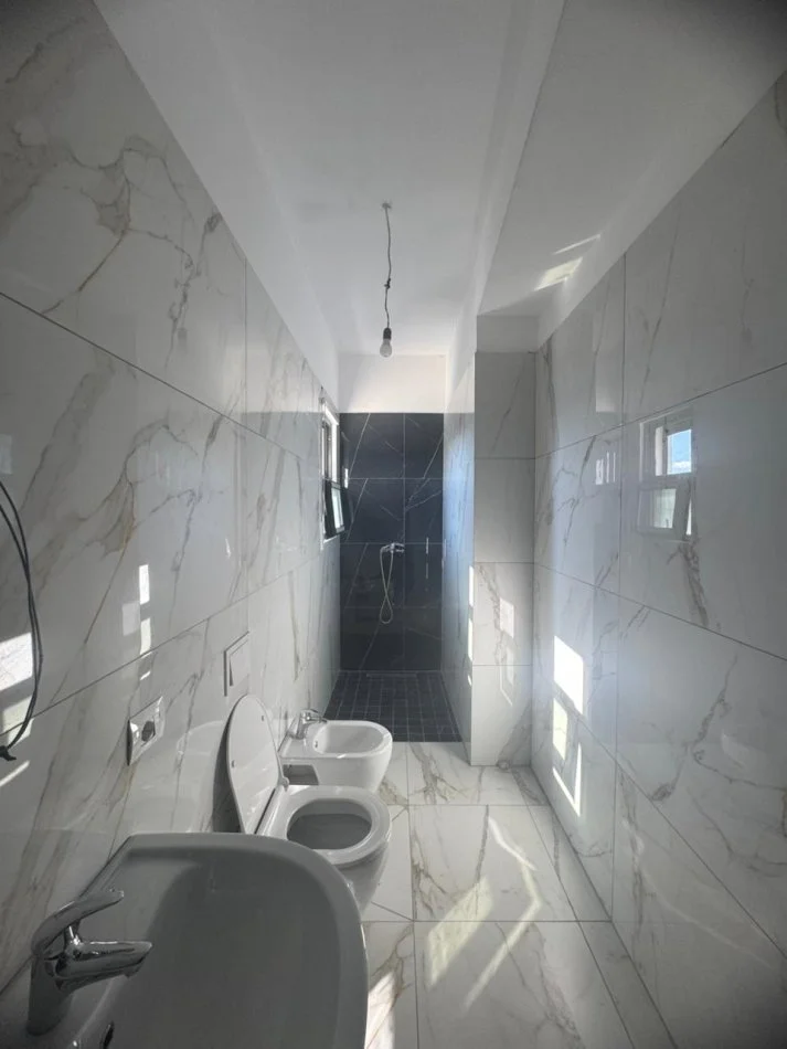 Tirane, jepet me qera apartament 1+1+Ballkon Kati 8, 55 m² 400 € (Astir)