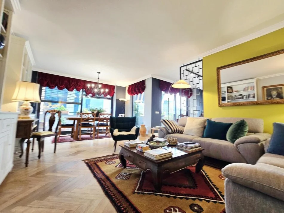 Tirane, shitet apartament 3+1 , 188 m² (bllok)