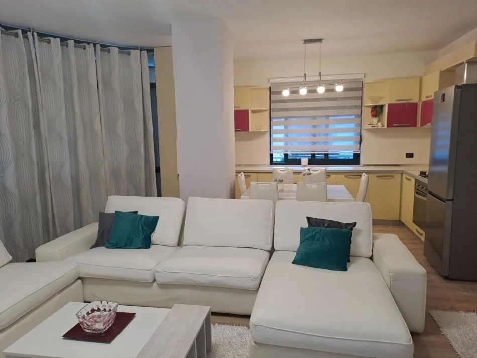 Tirane, jepet me qera apartament 2+1+Ballkon Kati 4, 650 € (Kopshti Zoologjik)