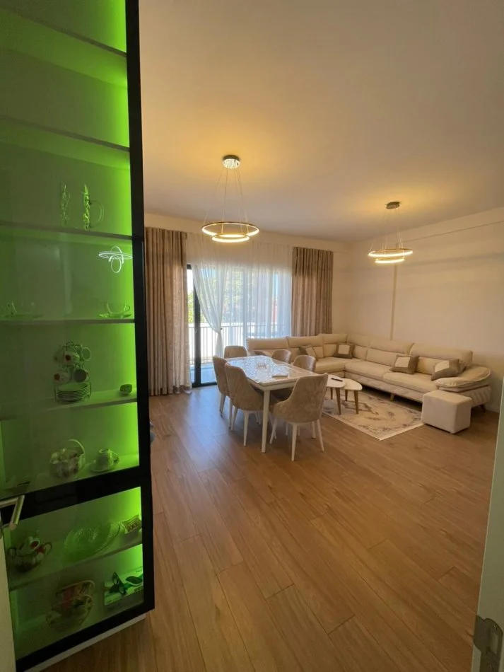 Tirane, jepet me qera apartament 1+1 Kati 2, 800 € (Selite)
