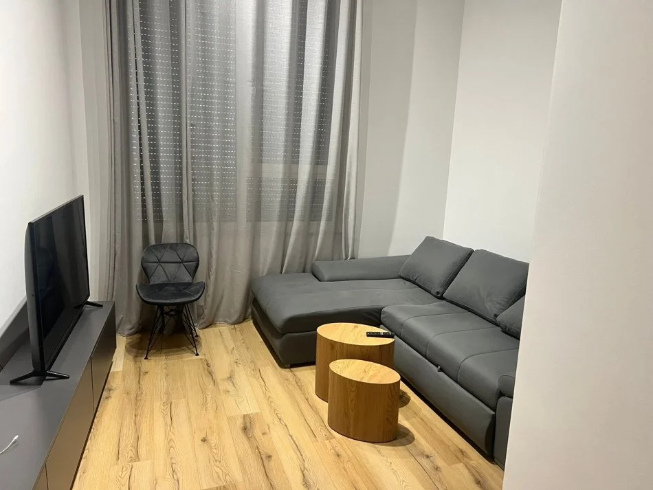 Tirane, jepet me qera apartament 1+1 Kati 1, 60 m² 500 € (Rruga frosina plaku)