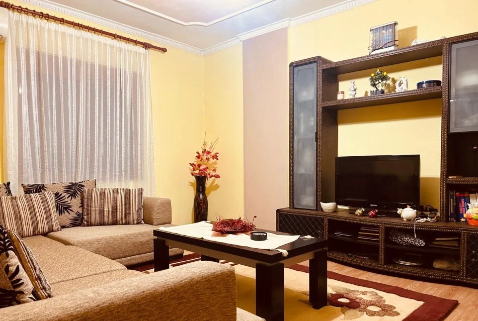 Tirane, jepet me qera apartament 2+1+Ballkon Kati 2, 105 m² 390 € (rruga Jordan Misja)