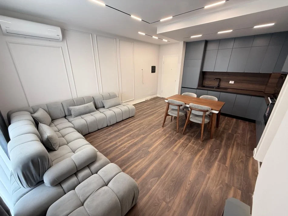 Tirane, jepet me qera apartament 2+1 Kati 4, 120 m² 1.000 € (Ish fusha e aviacionit)