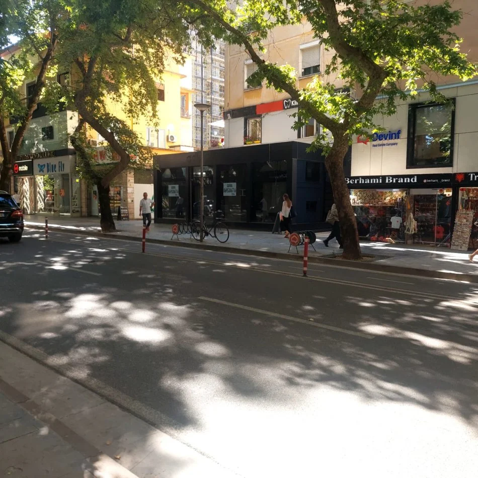 Tirane, jepet me qera dyqan Kati 0, 220 m² 6.000 € (Myslym Shyri)