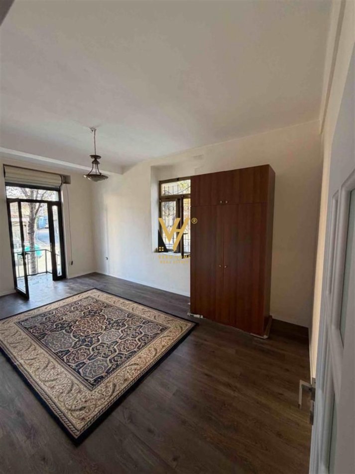 Tirane, jepet me qera zyre Kati 0, 72 m² 1.200 € (RRUGA E DIBRES)
