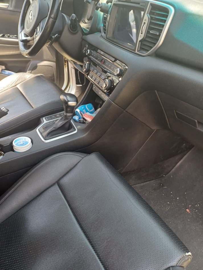 Tirane, shes makine KIA sport Nafte, e bardhë, automatike, me Kondicioner, me 205.000 km  per 11.500 € .