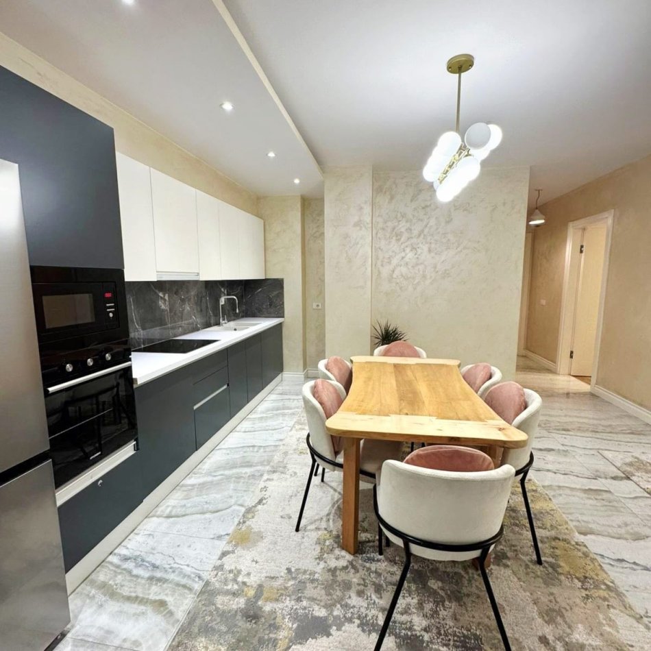 Tirane, shitet apartament 2+1 , 117 m² 