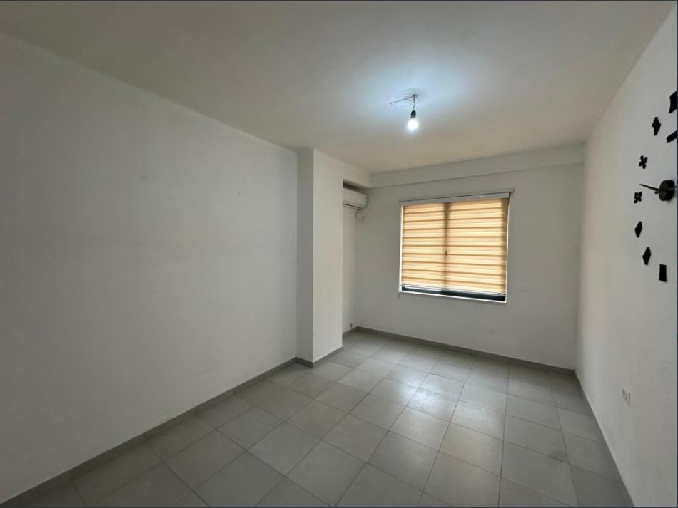Tirane, jepet me qera zyre Kati 3, 94 m² 750 € (Qemal Stafa)