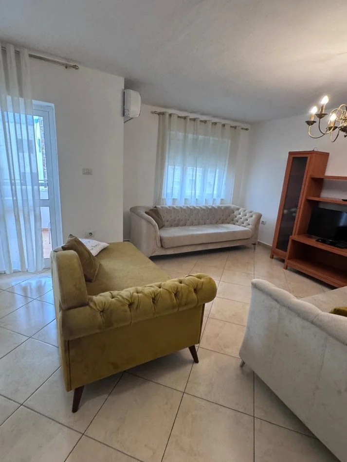 Tirane, jepet me qera apartament 5+1+Ballkon Kati 5, 102 m² 900 € 