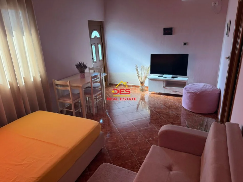 Vlore, jepet me qera shtepi 1+1+Ballkon Kati 2, 70 m² 450 € (Rruga Murat Tërbaçi)