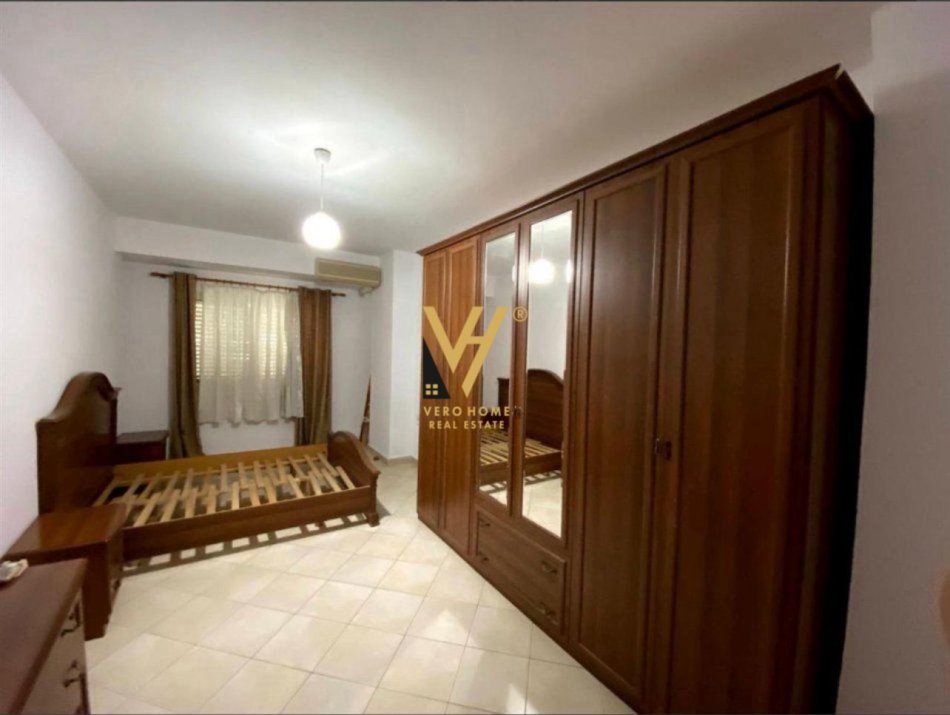 Tirane, jepet me qera apartament 2+1+Ballkon Kati 2, 100 m² 460 € (YZBERISHT)
