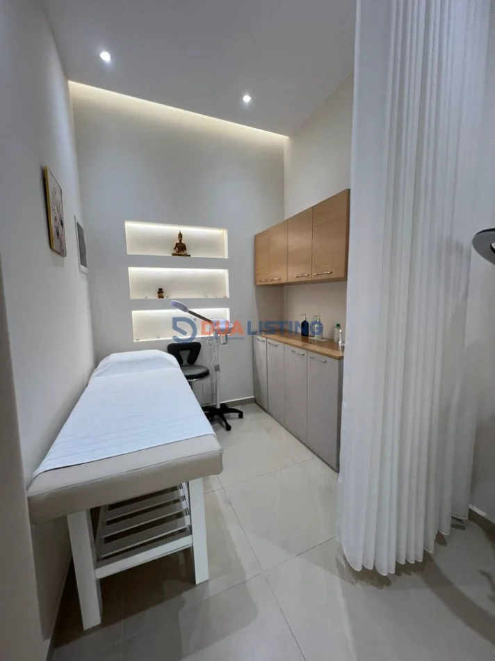 Tirane, jepet me qera ambjent biznesi , 45 m² 1.200 € (Square 21)