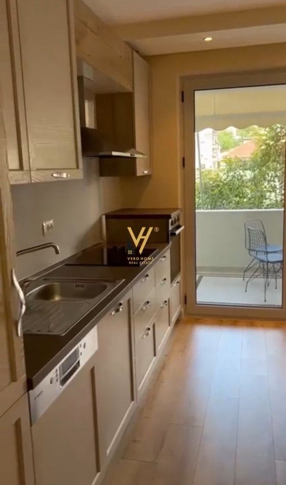 Tirane, jepet me qera apartament 2+1+Ballkon Kati 2, 120 m² 1.000 € (SHALLVARET)