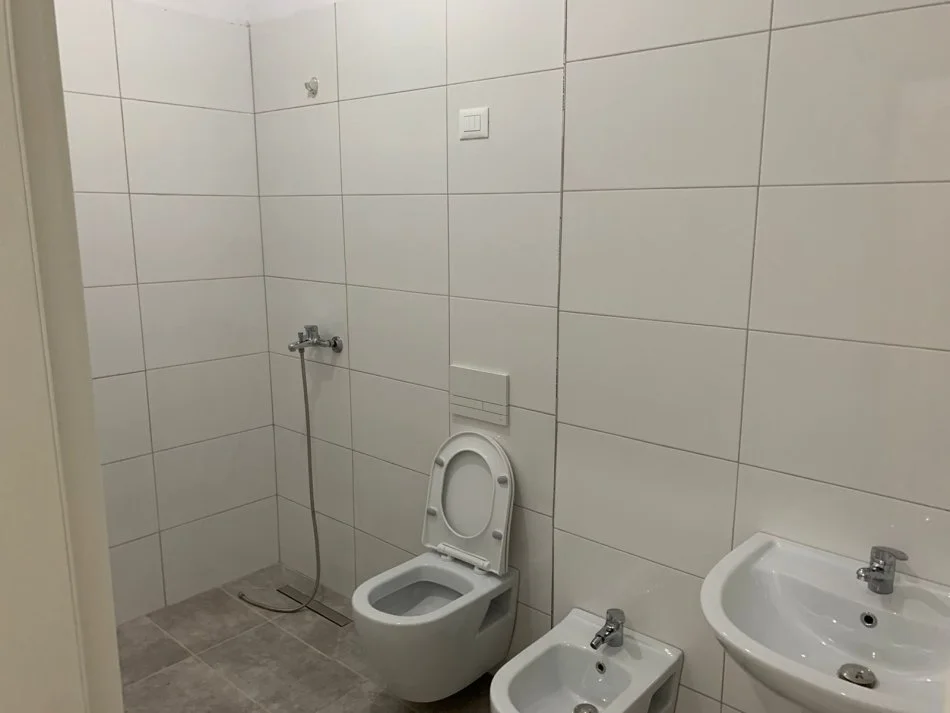 Tirane, jepet me qera apartament 2+1+Aneks+Ballkon Kati 8, 120 m² 450 € (Univers City)