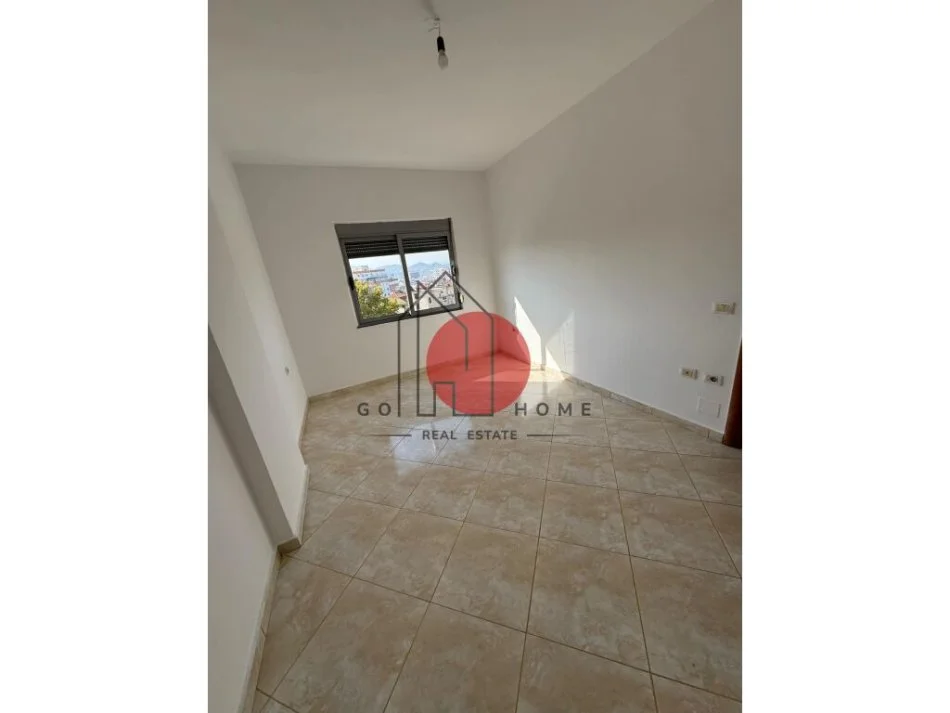 Tirane, shitet apartament 2+1+Ballkon Kati 4, 87 m² 112.000 € (Pallatet e Verdha)