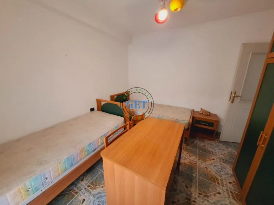 Durres, jepet me qera apartament 2+1+Ballkon Kati 4, 400 € (Qender)