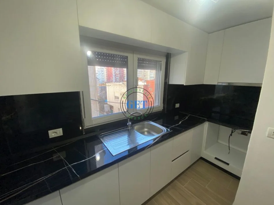 Durres, jepet me qera apartament 2+1 Kati 3, 80 m² 350 € (Tek Shkolla 2 Gjelat , Durres.)