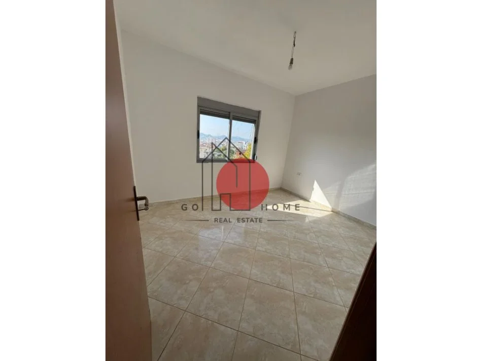 Tirane, shitet apartament 2+1+Ballkon Kati 4, 87 m² 112.000 € (Pallatet e Verdha)