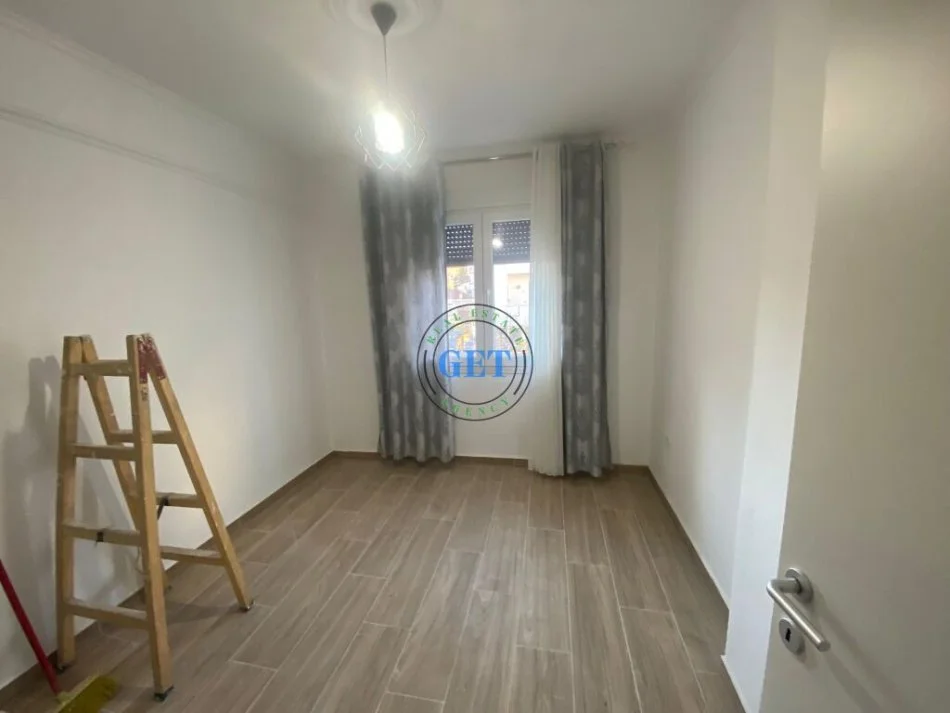 Durres, jepet me qera apartament 2+1 Kati 3, 80 m² 350 € (Tek Shkolla 2 Gjelat , Durres.)