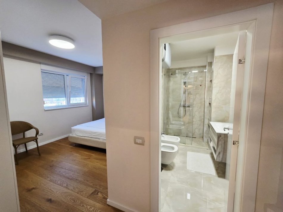 Tirane, shitet apartament 3+1 , 138 m² 