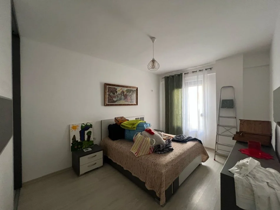 Tirane, jepet me qera apartament 2+1+Ballkon Kati 4, 82 m² 450 € (3 deshmoret)