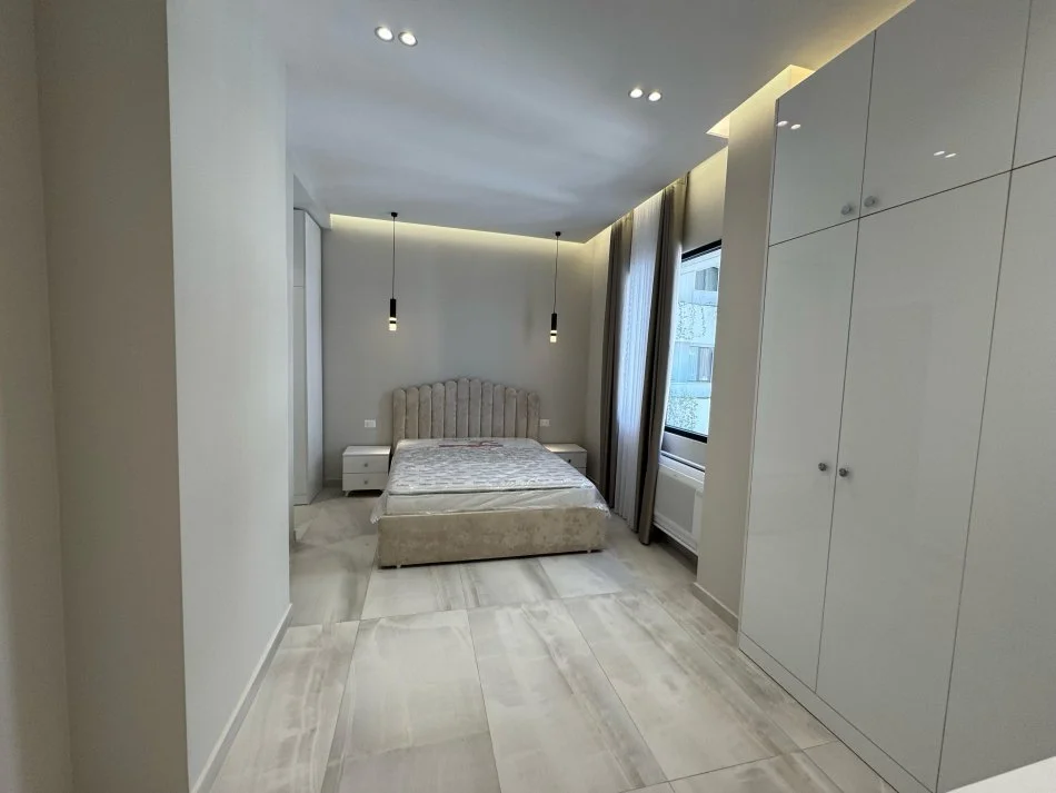 Tirane, jepet me qera apartament 2+1 Kati 4, 120 m² 1.100 € (Ish UET)
