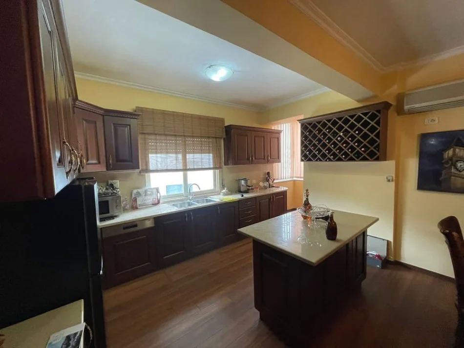 Tirane, jepet me qera apartament 3+1+Ballkon Kati 2 me ashensor,125 m² 850 € (Rruga Mine Peza)