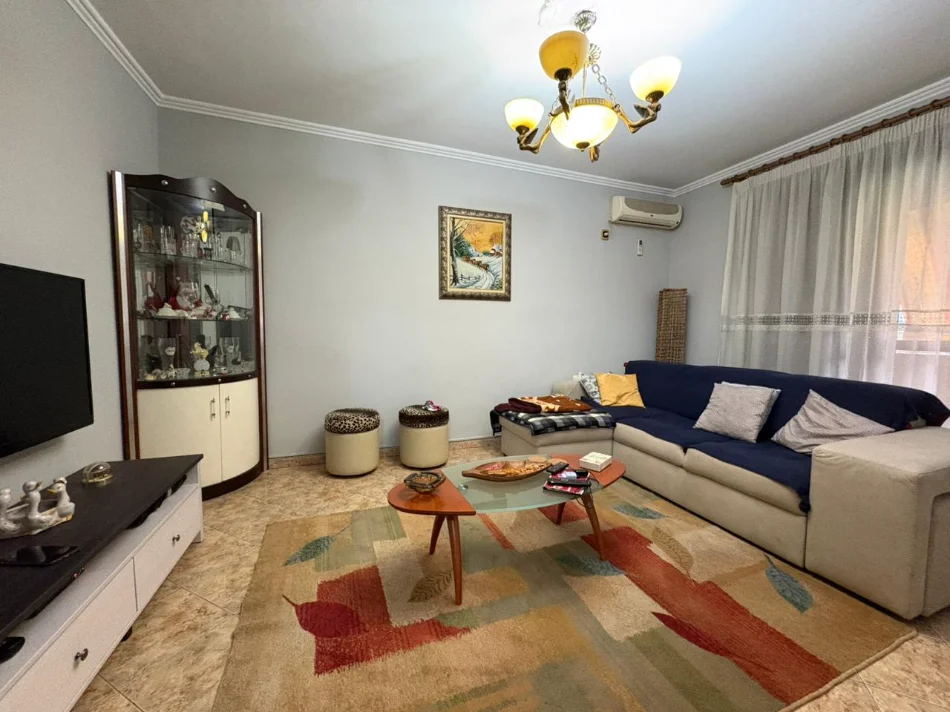 Tirane, jepet me qera apartament 1+1+Aneks Kati 4, 500 € (rruga don bosko)