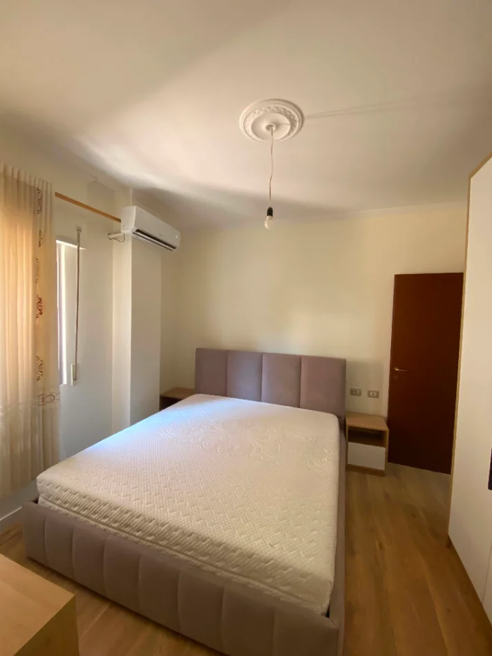 Tirane, Qera- Super apartament 2+1+2+2 Ballkon2 Kati 4, 120 m² 80.000 leke (Liqeni i Thate)