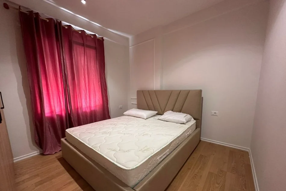 Tirane, jepet me qera apartament 1+1 Kati 3, 58 m² 600 € (Xhamia e selites)