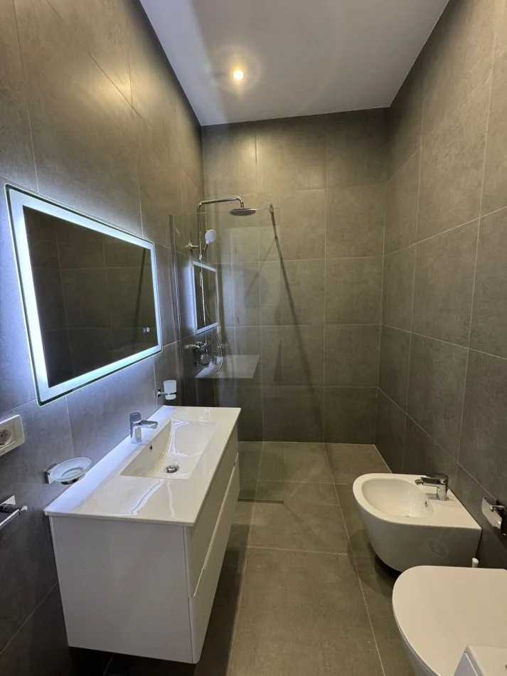 Tirane, jepet me qera apartament 1+1+Ballkon Kati 5, 72 m² 1.000 € (Kompleksi DELIJORGJI)