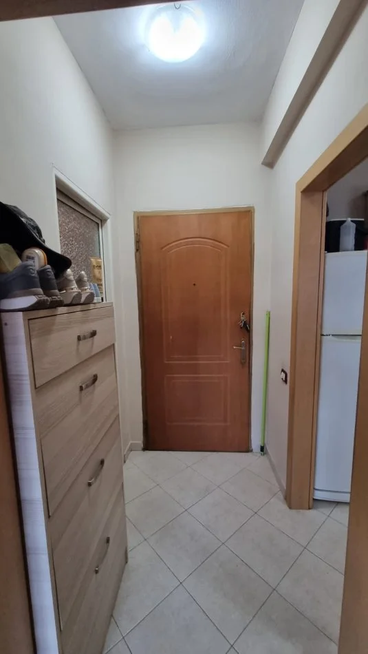 Tirane, jepet me qera apartament 1+1+Ballkon Kati 2, 70 m² 550 € (Petro Korcari)