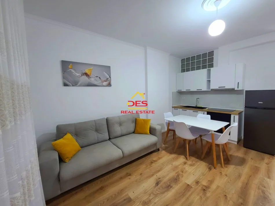 Vlore, jepet me qera apartament 1+1+Ballkon Kati 9, 70 m² 400 € (Rruga Murat Tërbaçi)