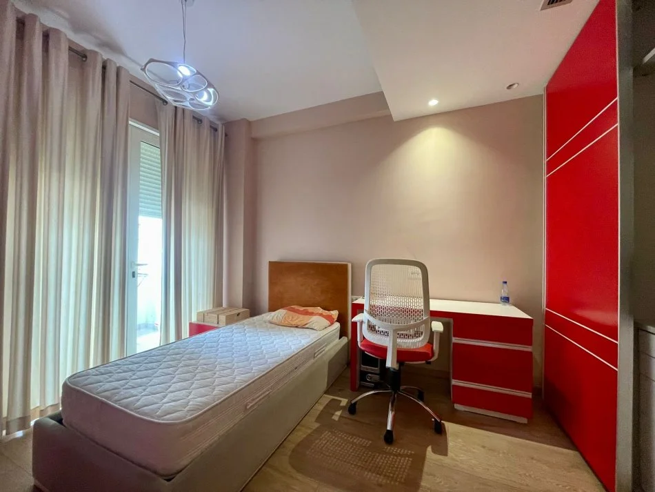 Tirane, jepet me qera apartament 3+1+Ballkon Kati 1, 138 m² 900 € (STACIONI I TRENIT)